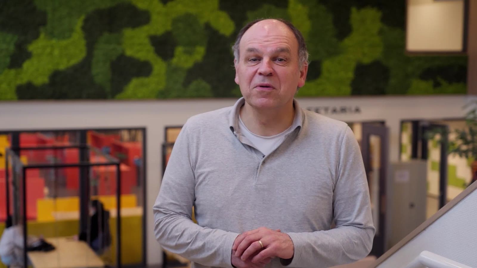 Still uit een bedrijfsfilm: interview in een schoolgebouw